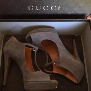 NWT Gucci - suede t-strap peep toe heels